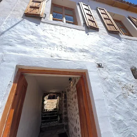 Akil Apartahotel